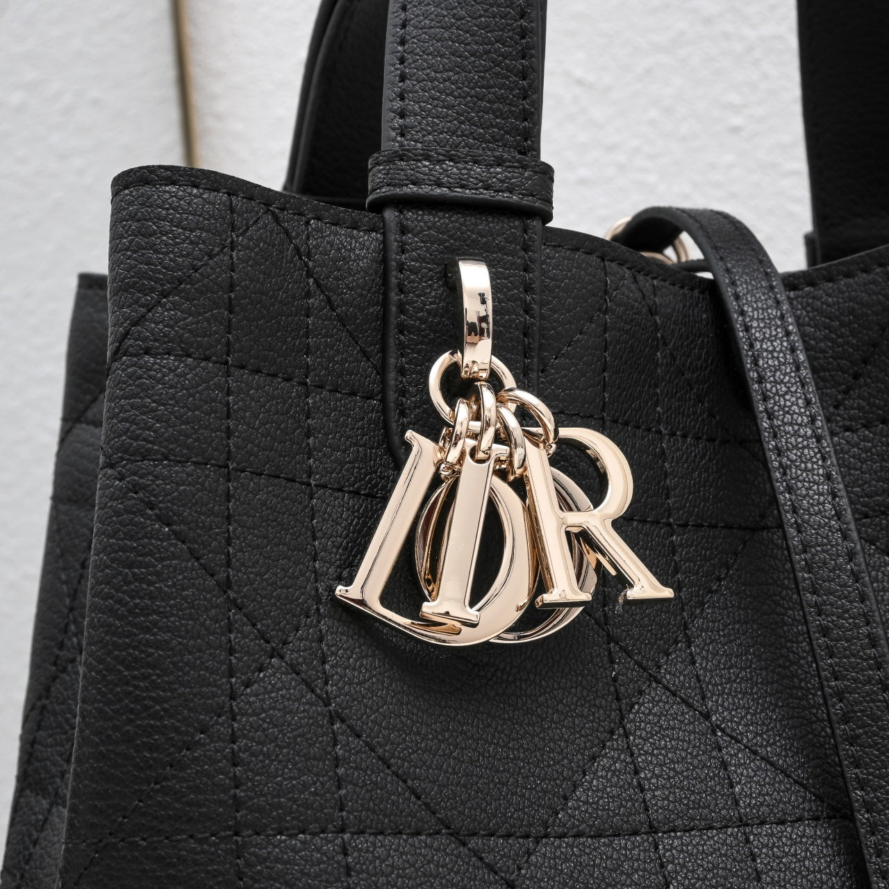 B1R76D42 Popular leather bag