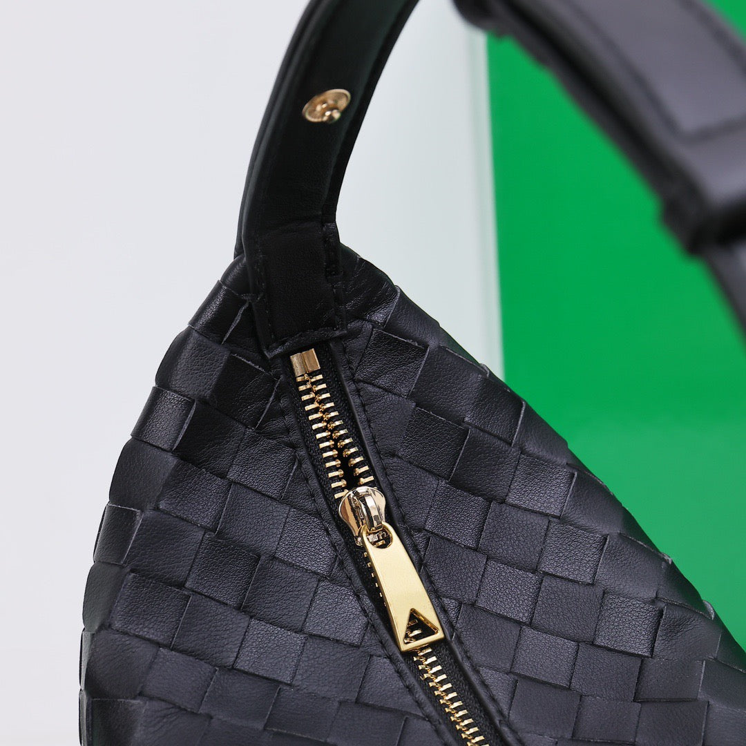 B1X76A11  Popular leather bag
