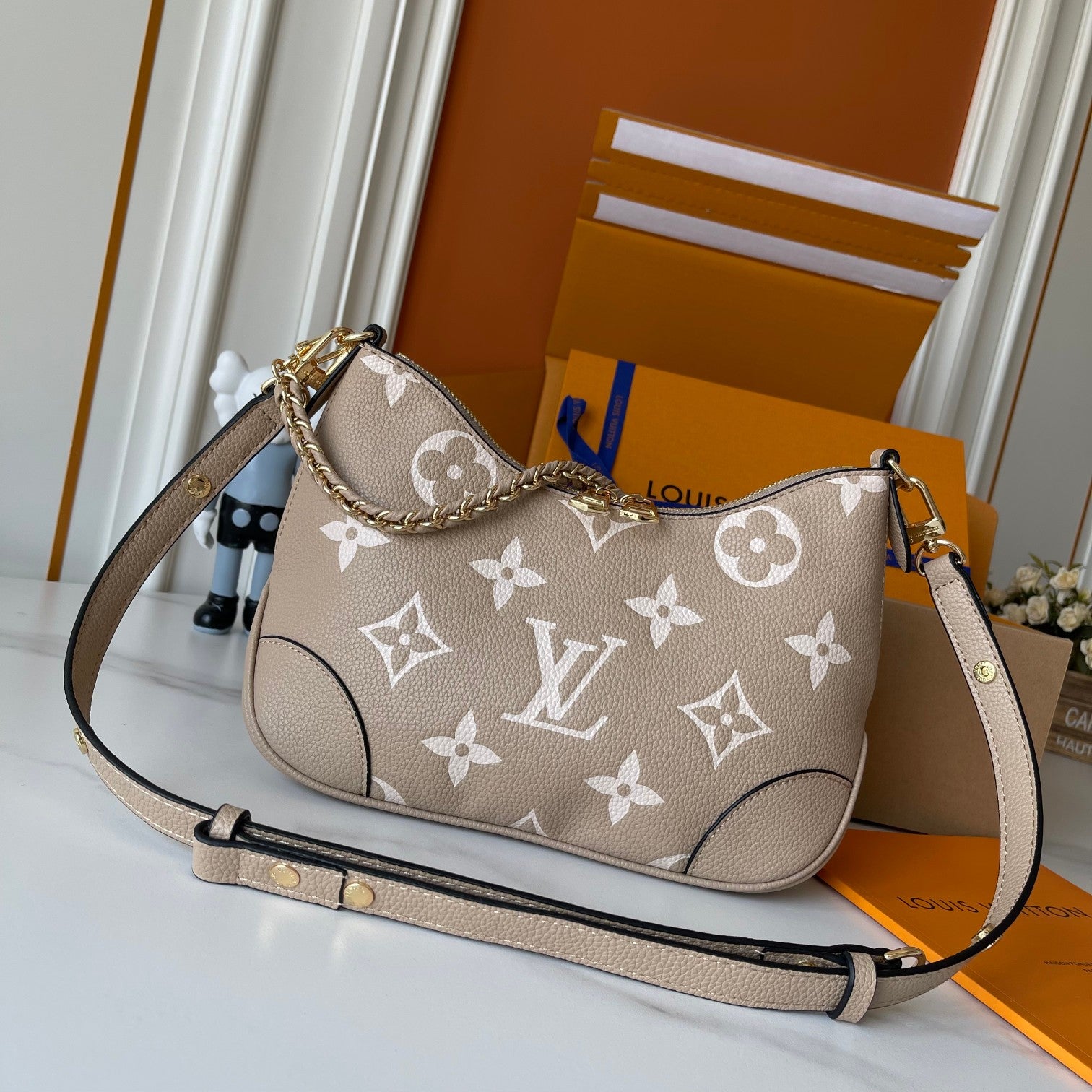B1R76E01 Popular leather bag