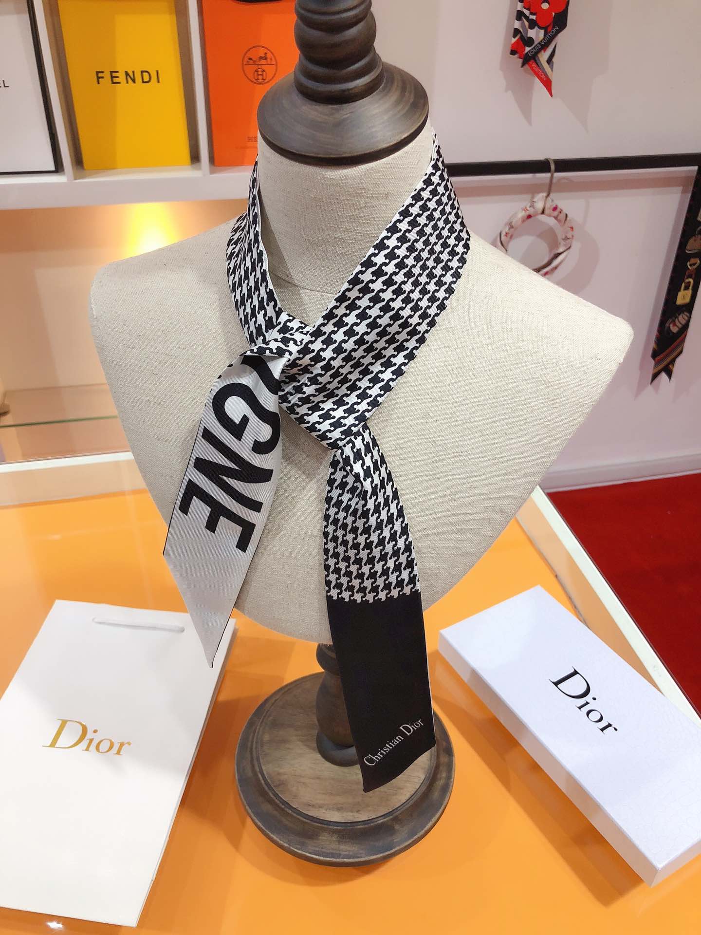 W1N46D4 Popular Silk Scarve