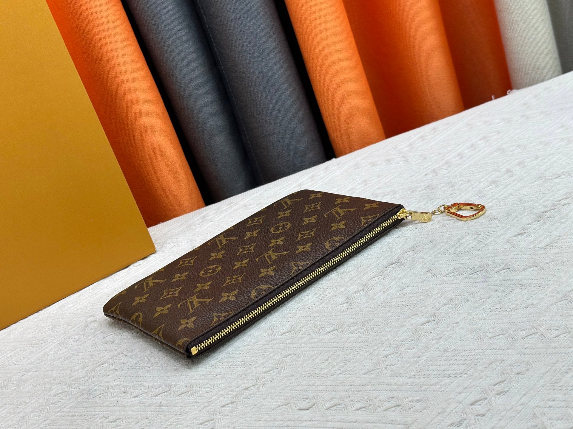 B1N95E10 Popular leather   Wallets