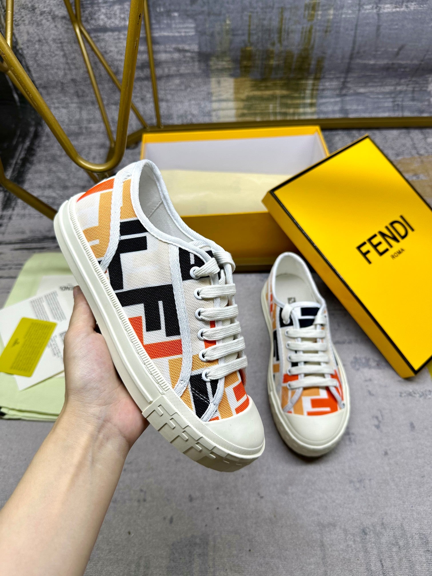Z2R85F1  Popular Canvas sneakers