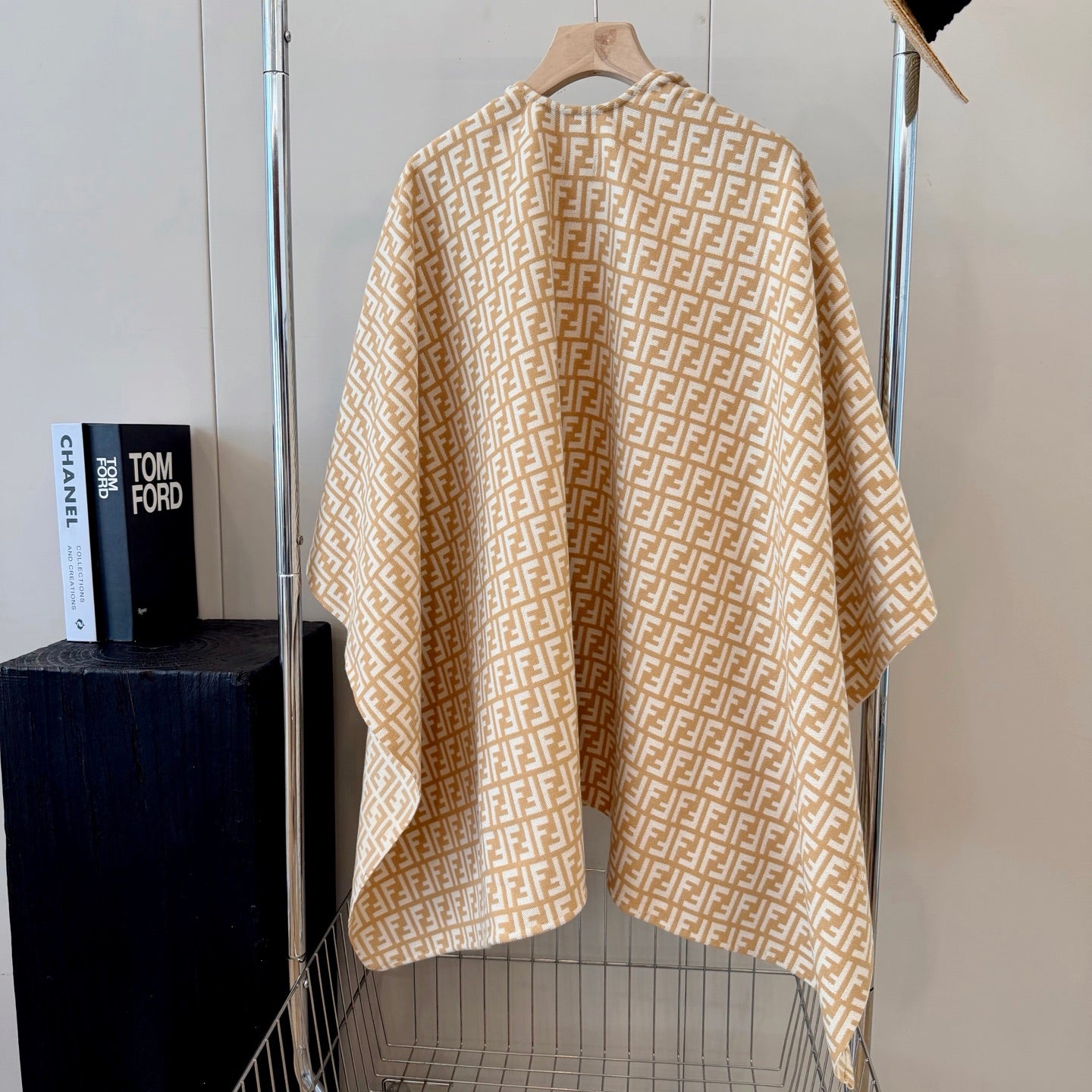 W1R86F42 Popular cape