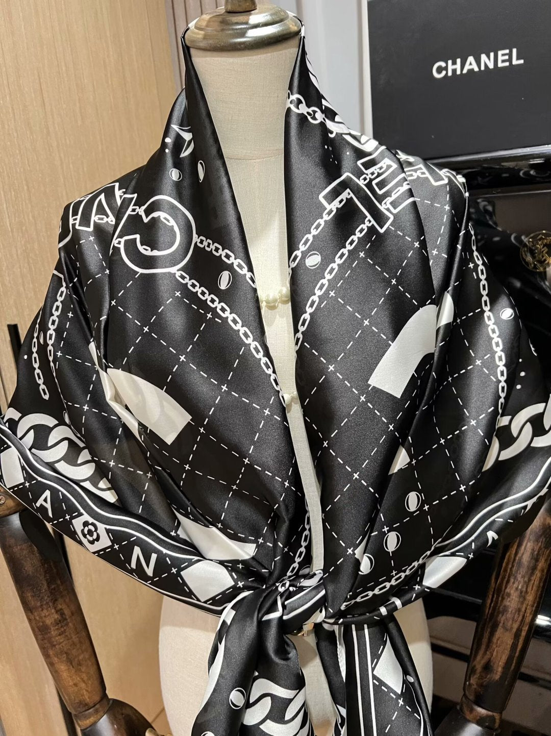 W1N55C75 Popular Silk Scarve