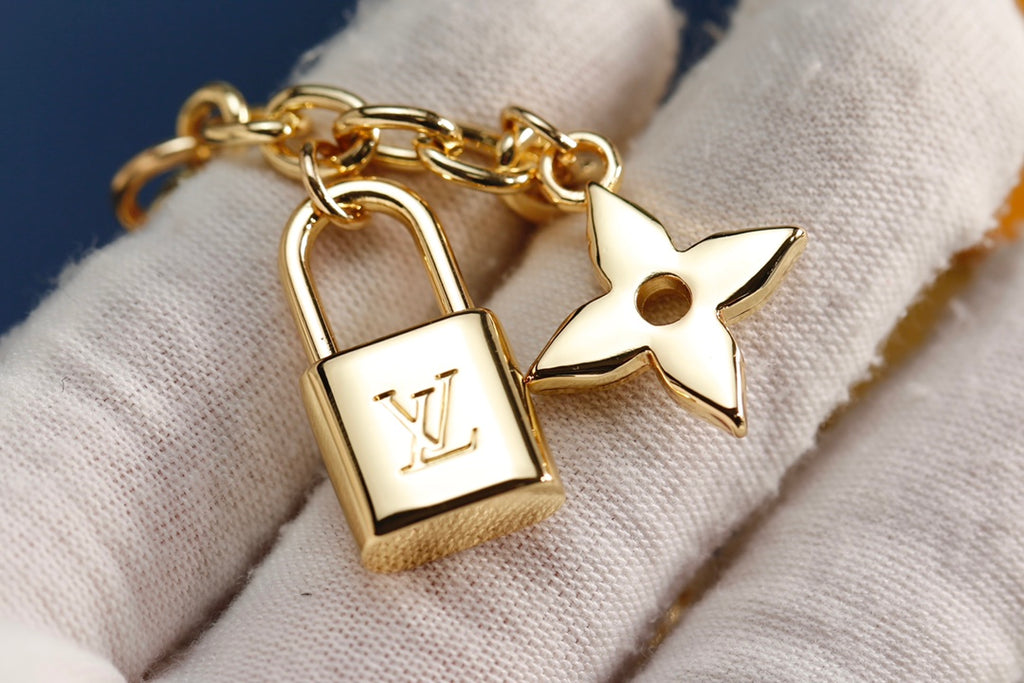 A1Q105E17 Popular bag 's charms accessories
