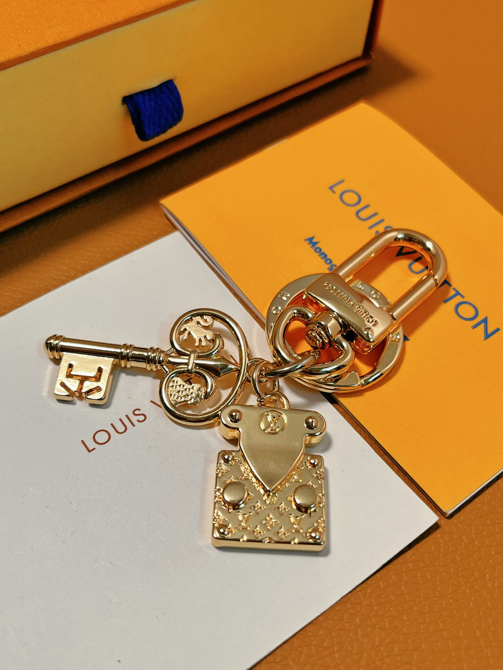 A1ZE43  Popular key closure