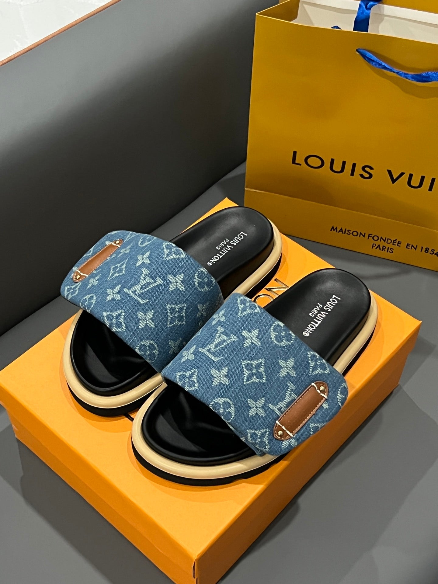 Z1Z54E73 Popular Slippers