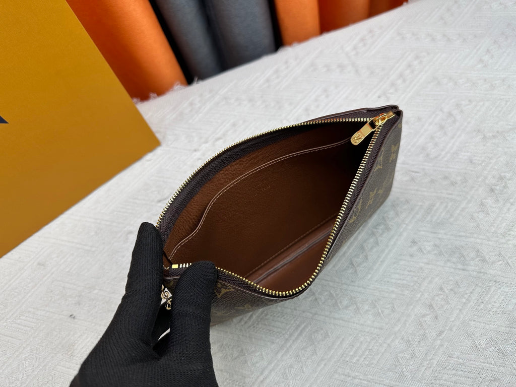 B1R15E90  Popular  leather bag