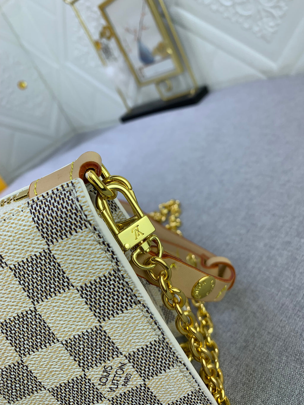 B1X34E275 Popular  leather bag 