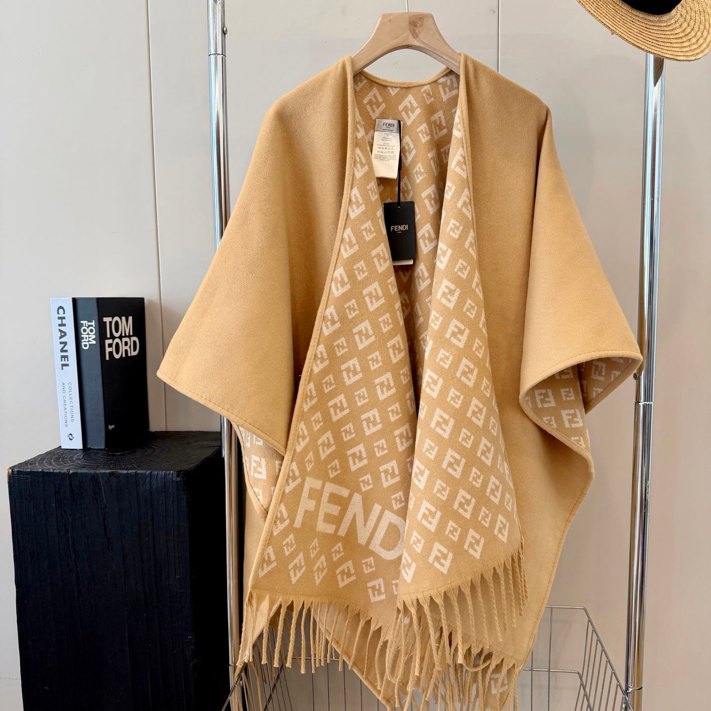 W1R86F59 Popular cape