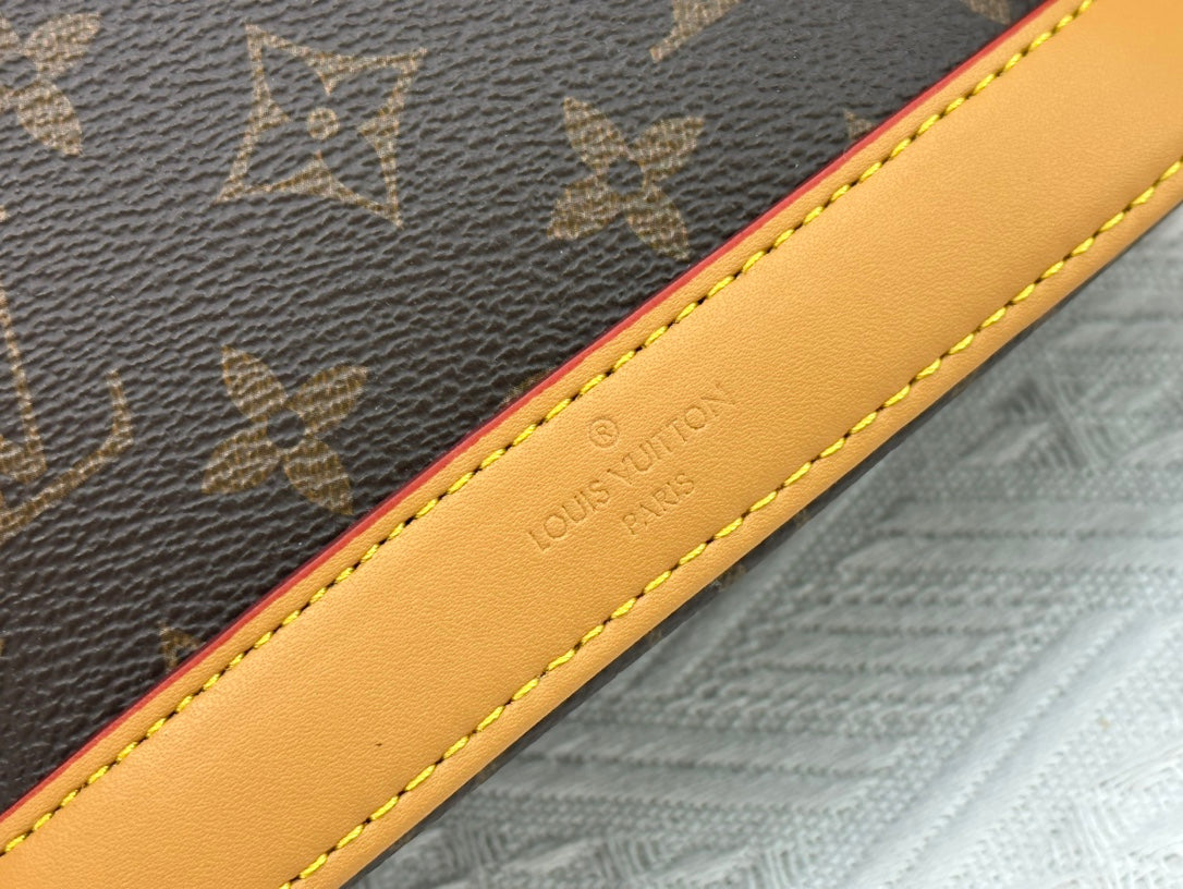 B1X55E20 Popular leather bag