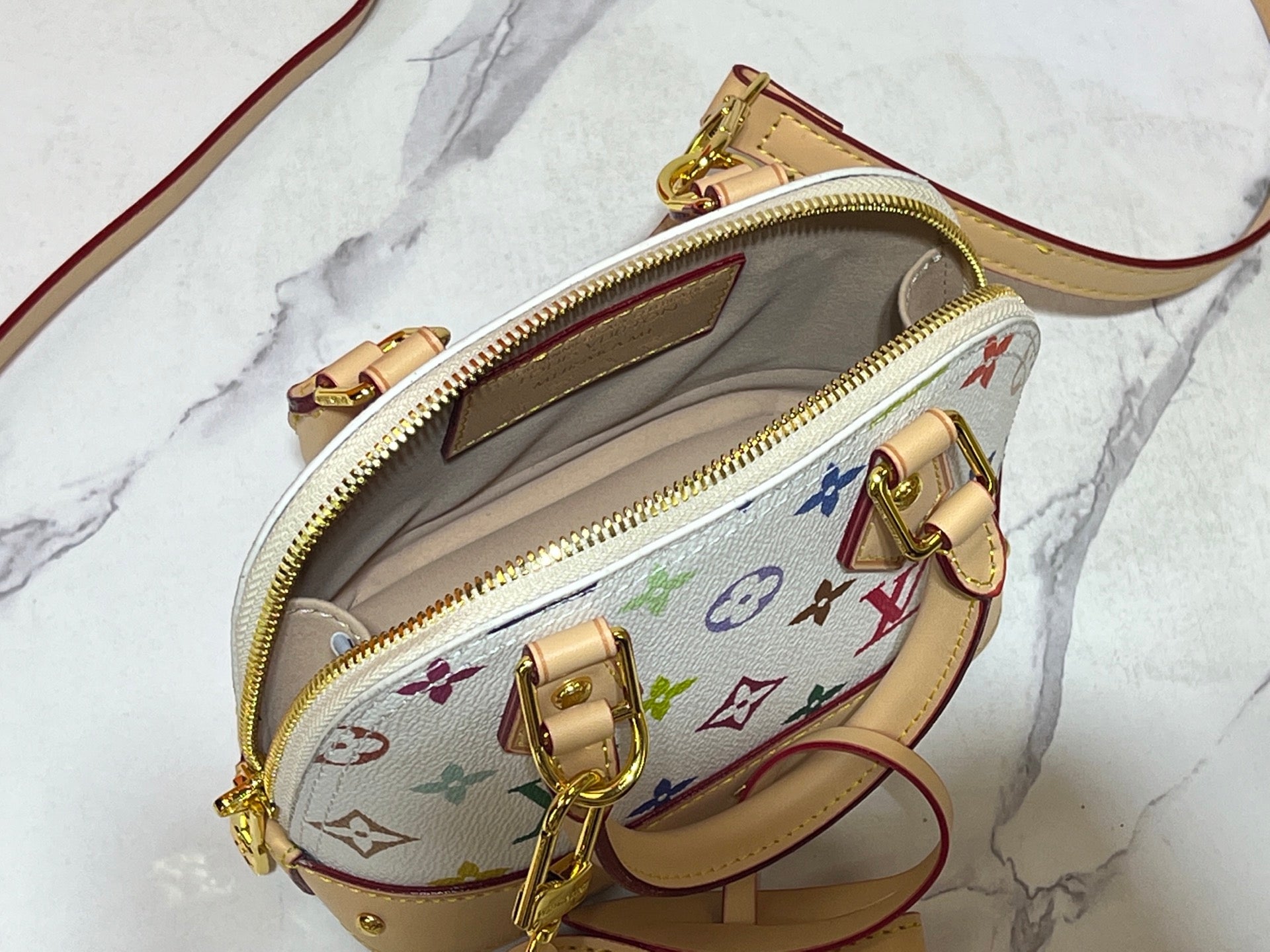 B1P46E104 Popular leather bag