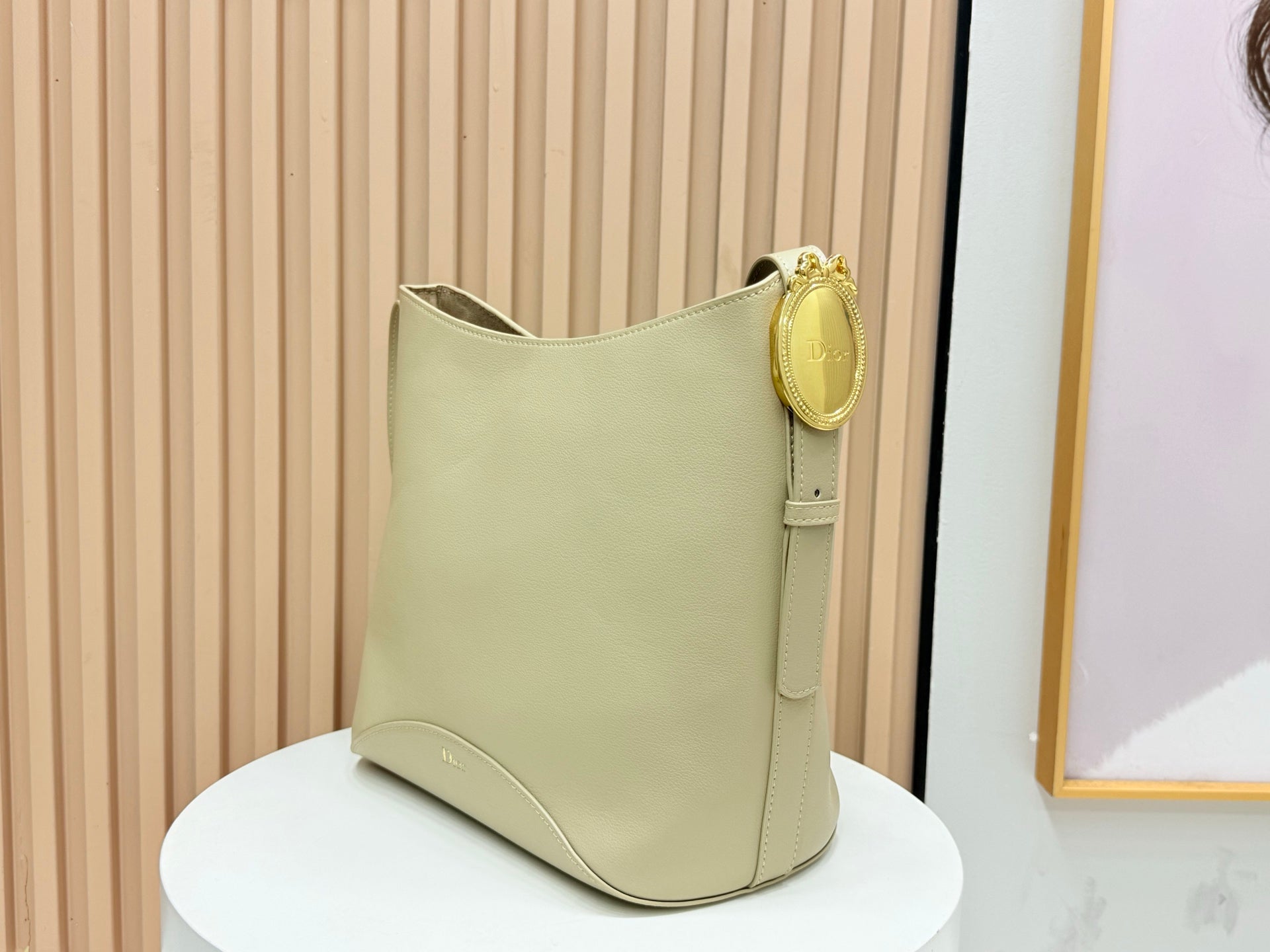 B1R76D45 Popular leather bag