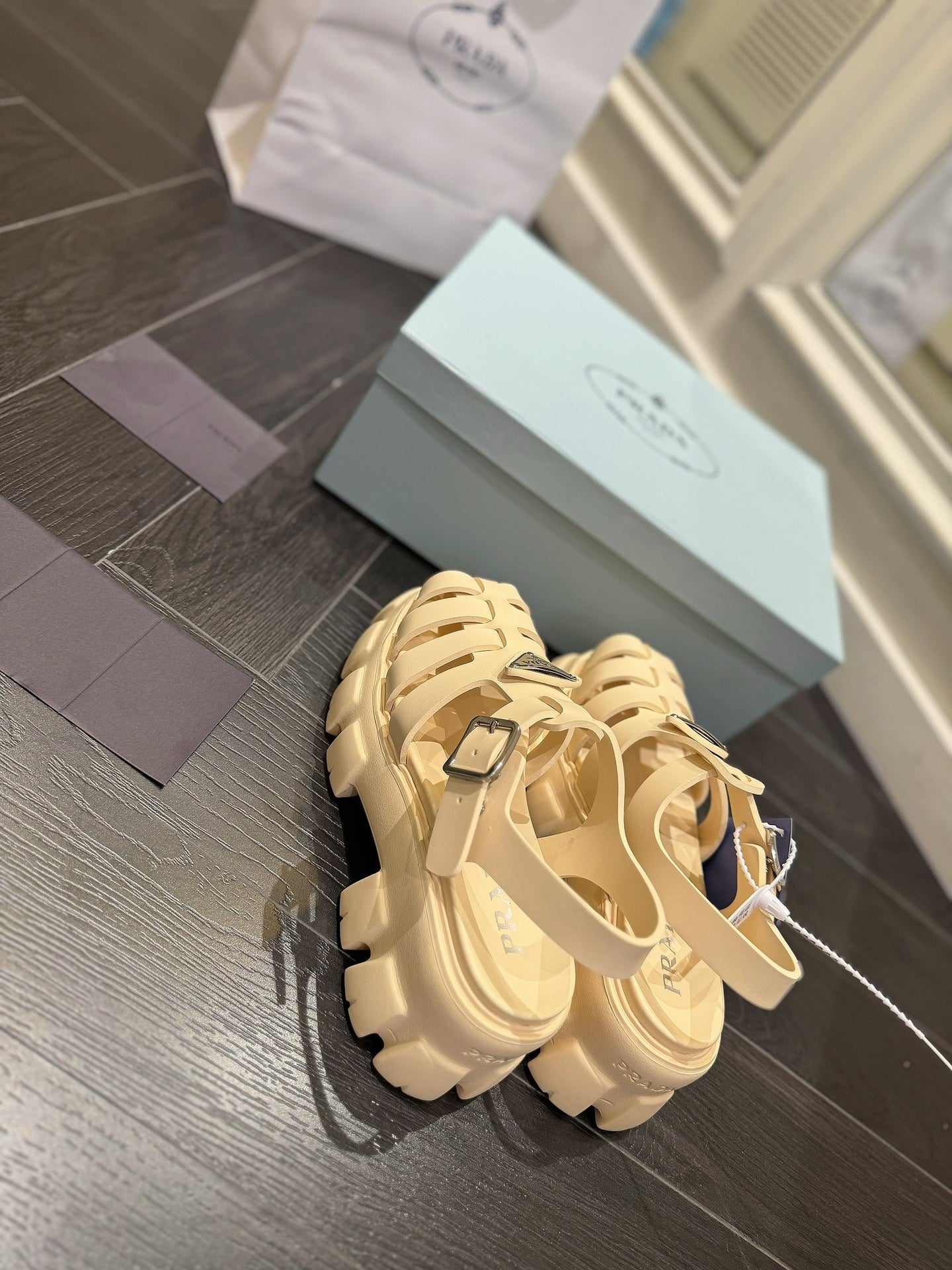 Z2R85P51  Popular high-quality shoes