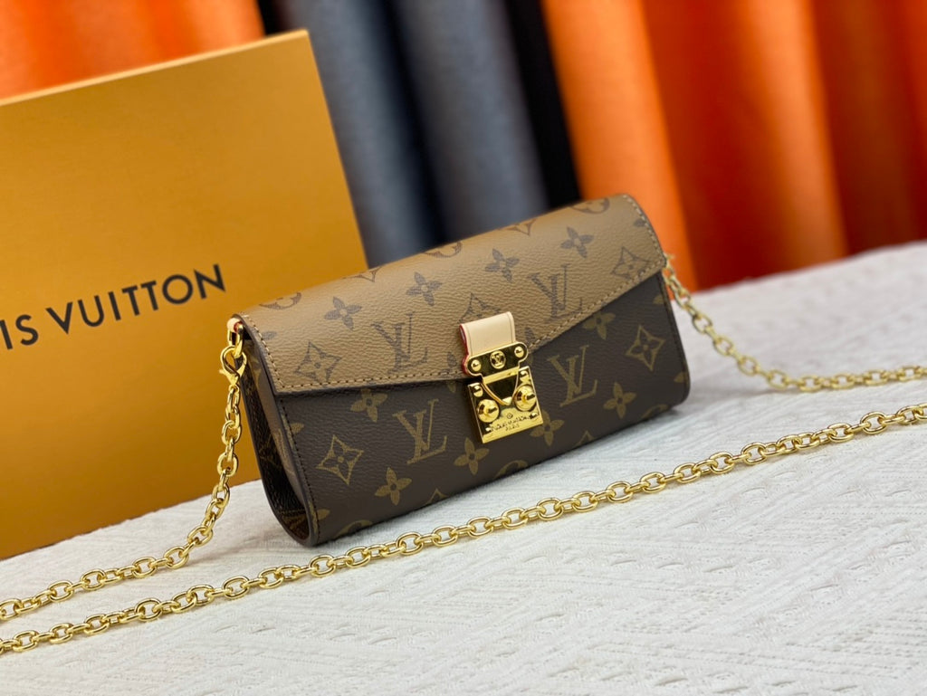 B1X43E32 Popular  leather bag 