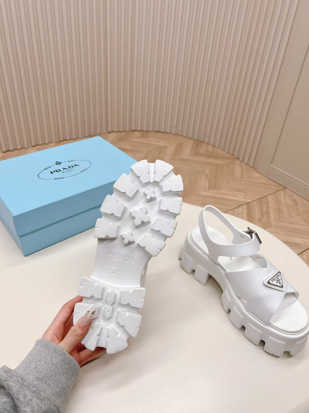ZPX76P4 Popular sandals
