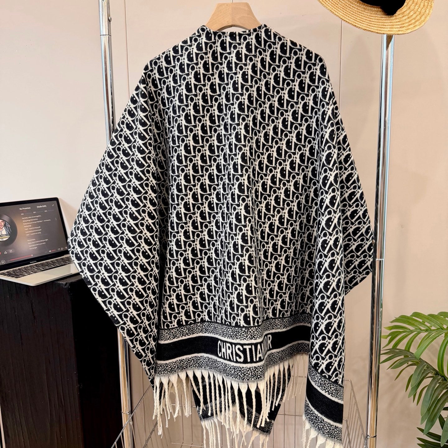 W1R86D65 Popular cape