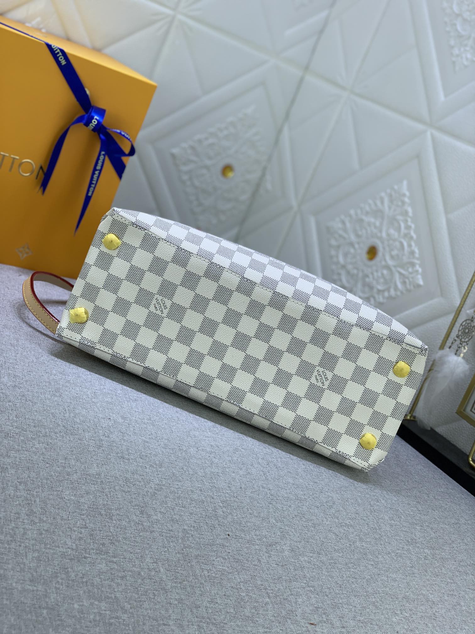 B12X44E330 Popular   leather bag 