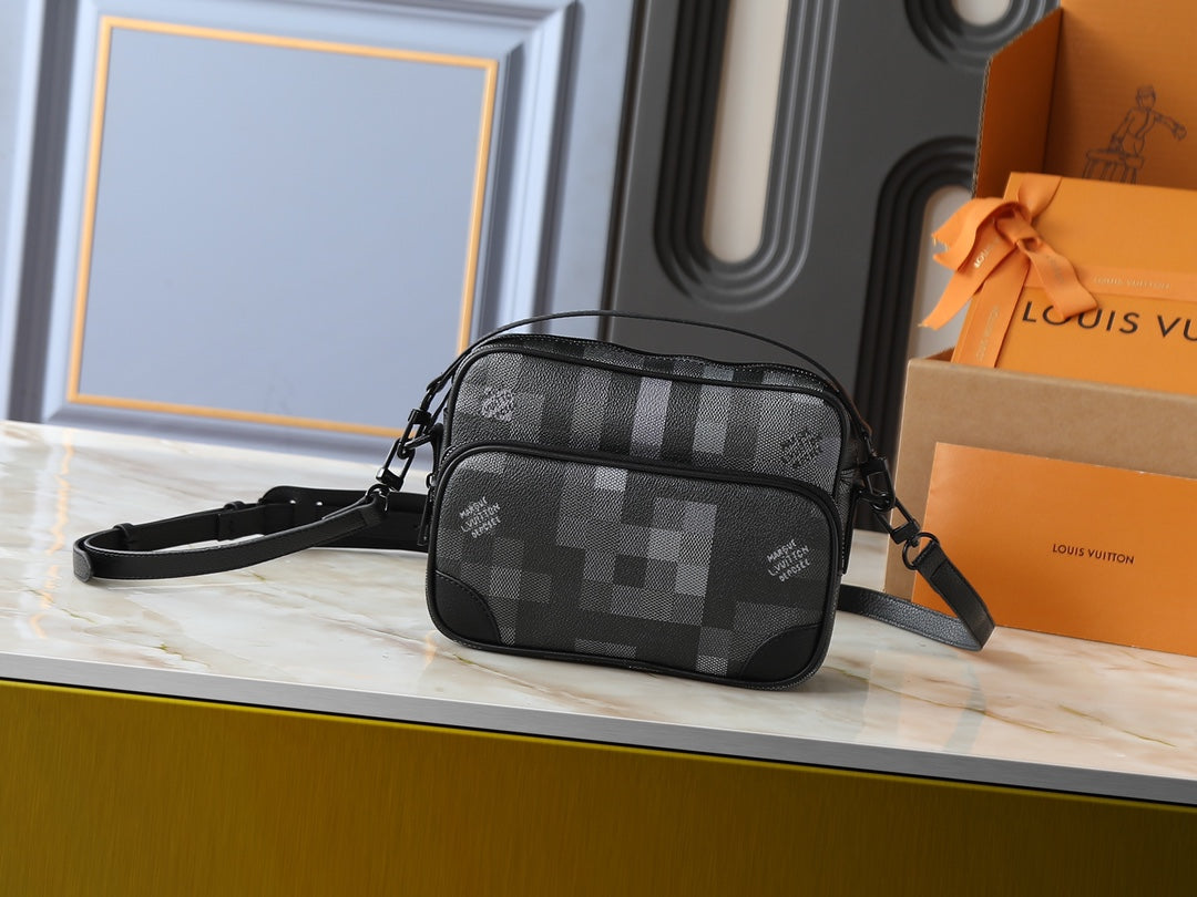 B1P46E110 Popular leather bag