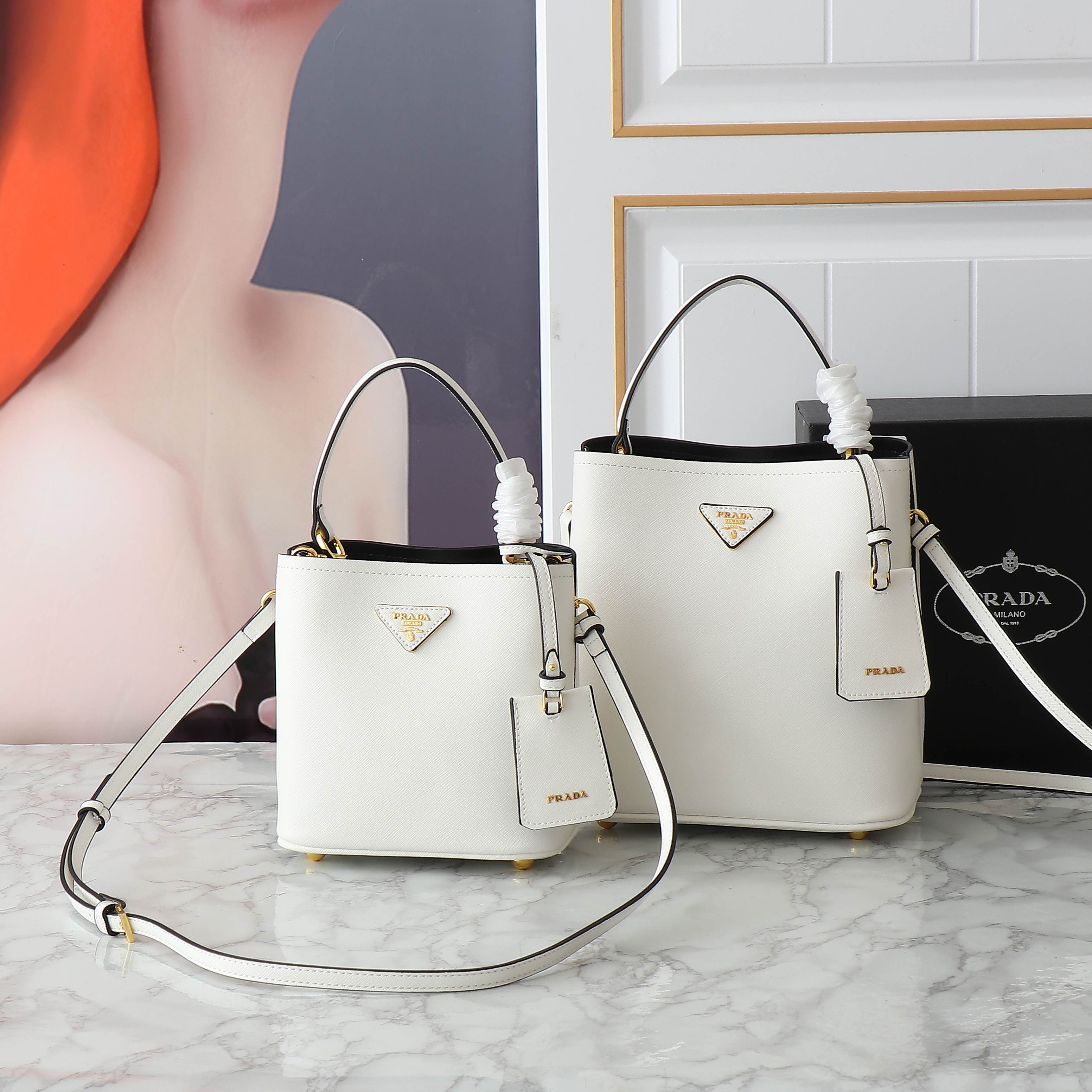 B1W35P102 Popular  leather bag