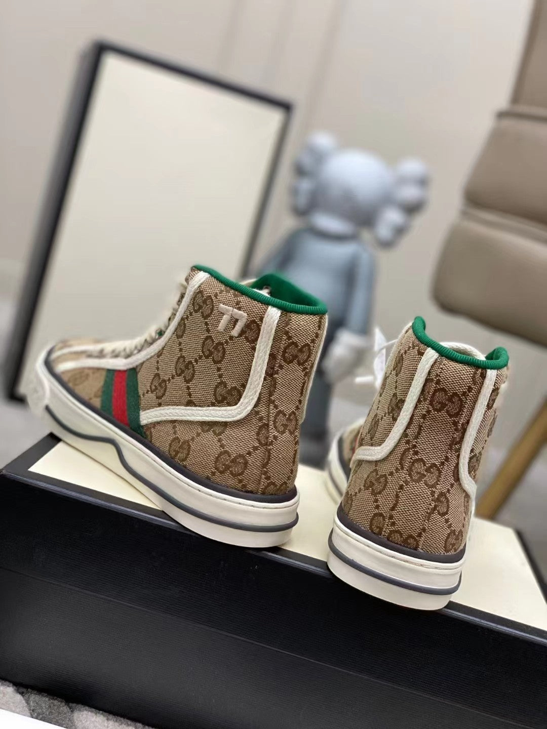 Z2YB47 Popular shoes