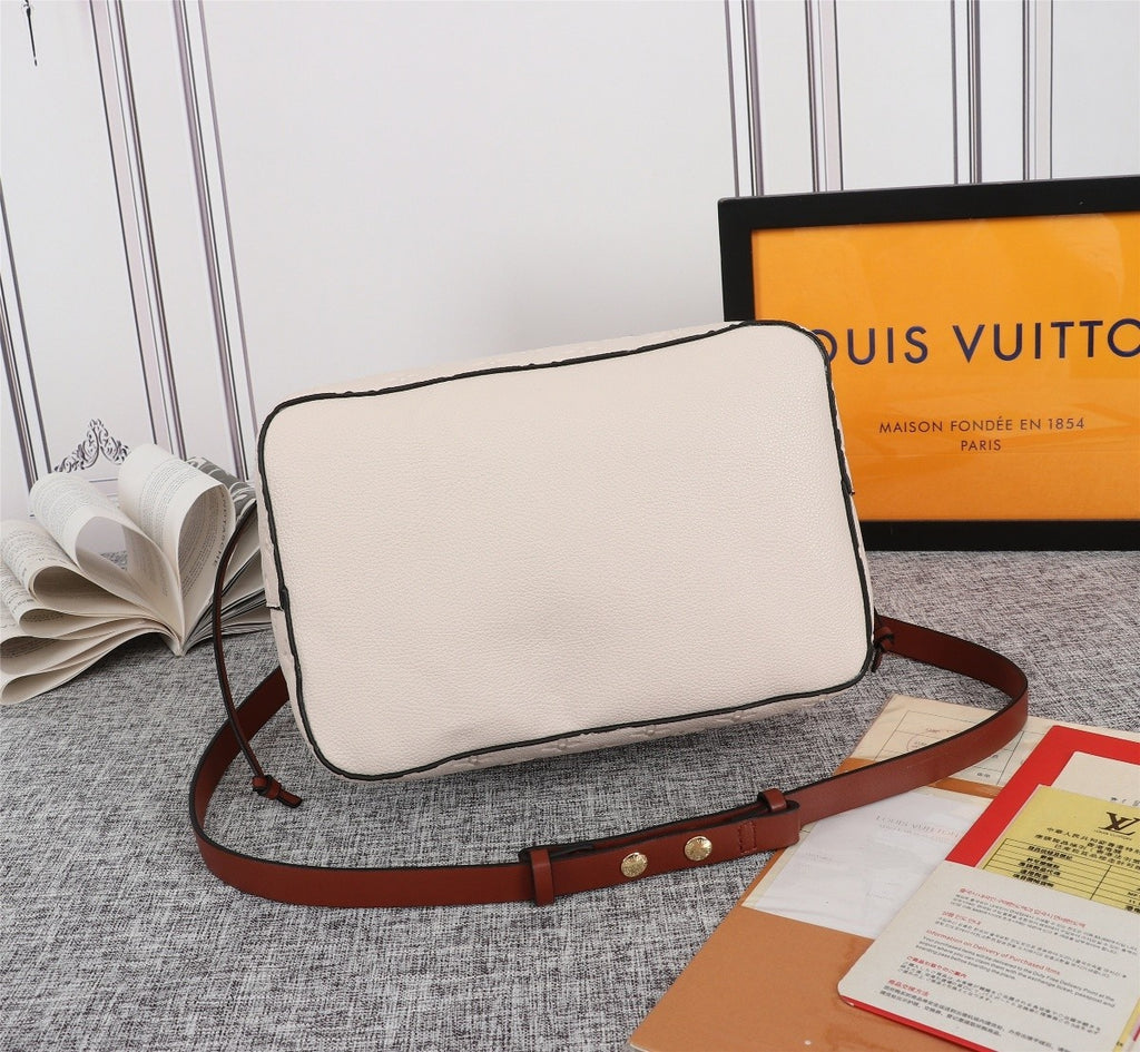 B12X73E60 Popular leather bag 