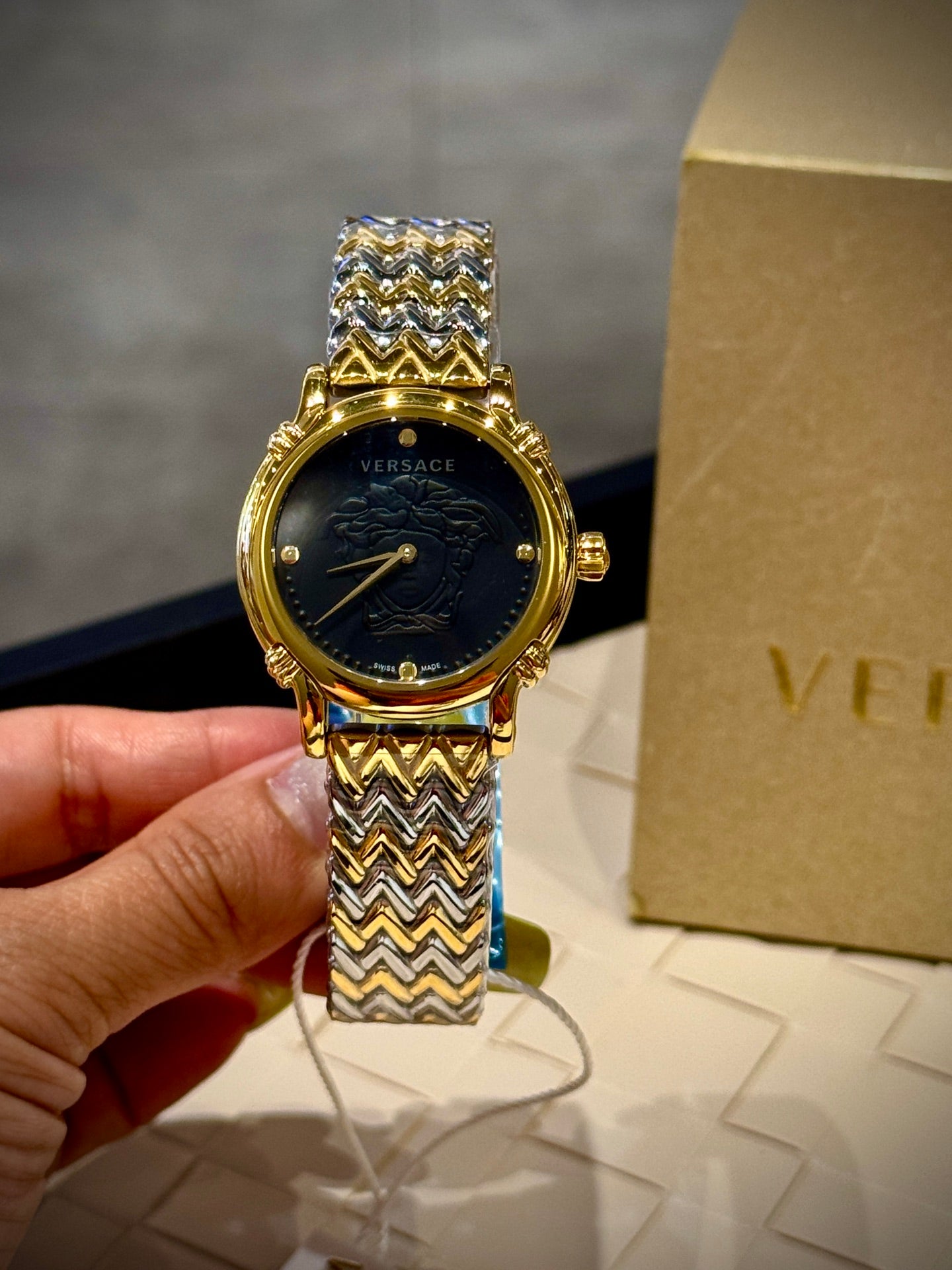L1R36V77 Popular Watches
