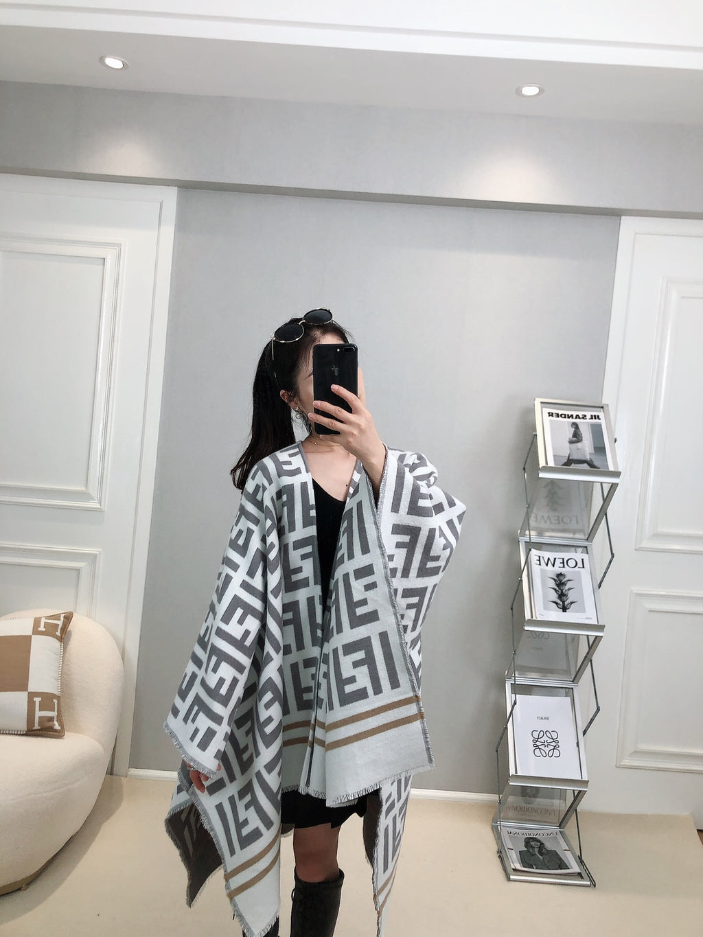 W1R86F28 Popular cloak