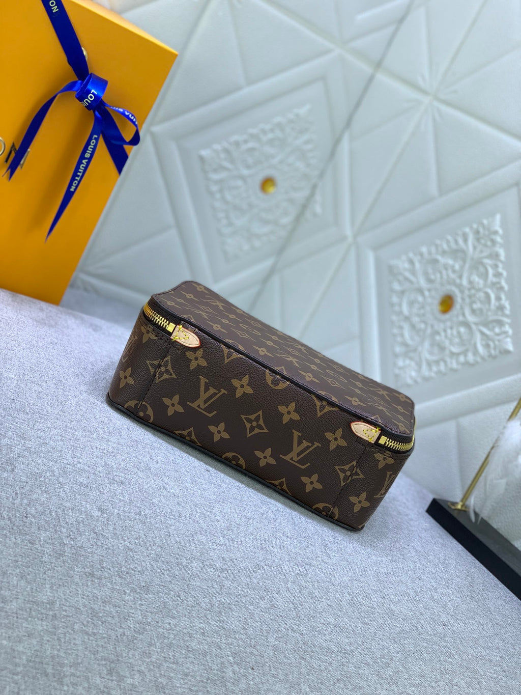 B1X34E272 Popular  leather bag 