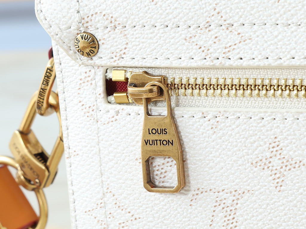 B1R15E47  Popular  leather bag