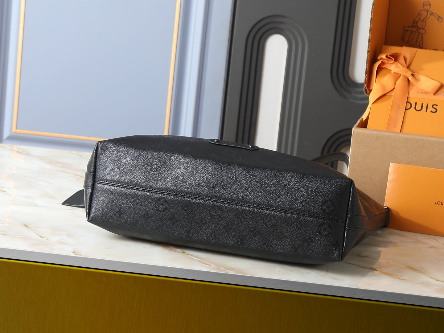 B1P36E24 Popular leather bag