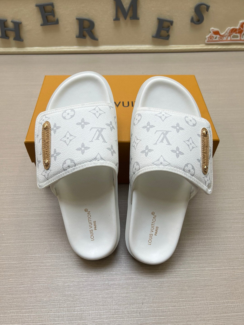 Z5N75E6  Popular Slippers