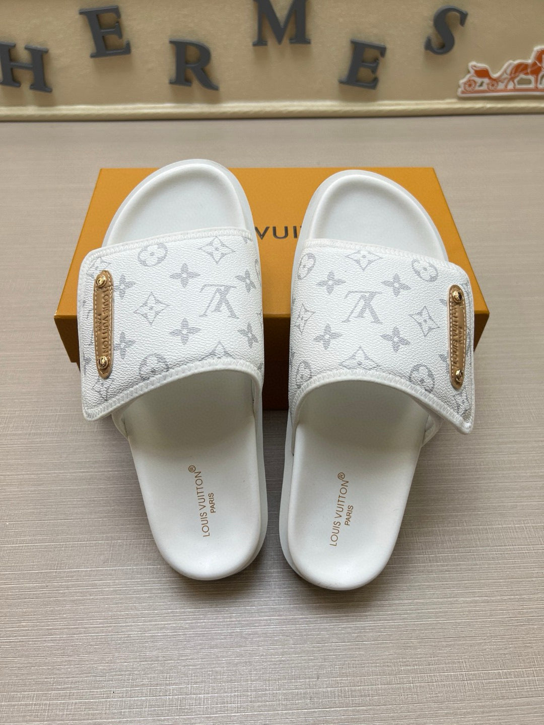 Z5N75E6  Popular Slippers