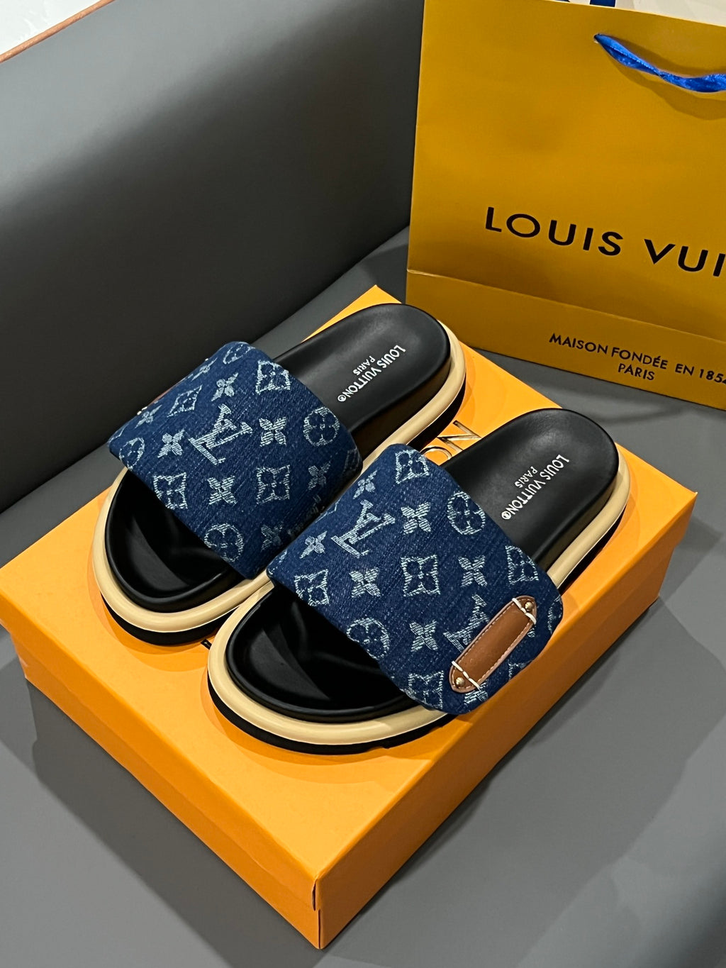 Z1Z54E73 Popular Slippers