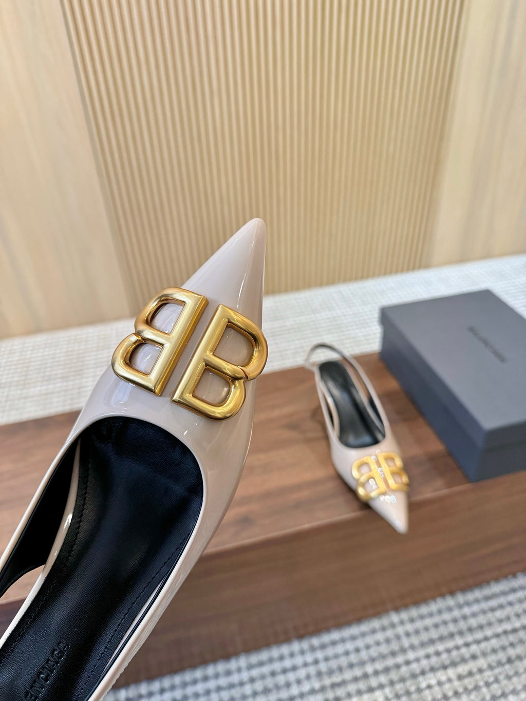 Z2Q55J45 Popular  leather High heels