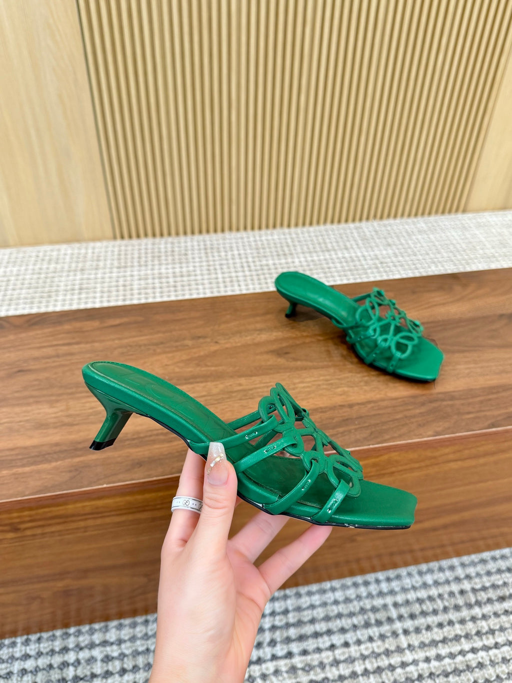 Z2Q55A33 Popular  leather Slippers