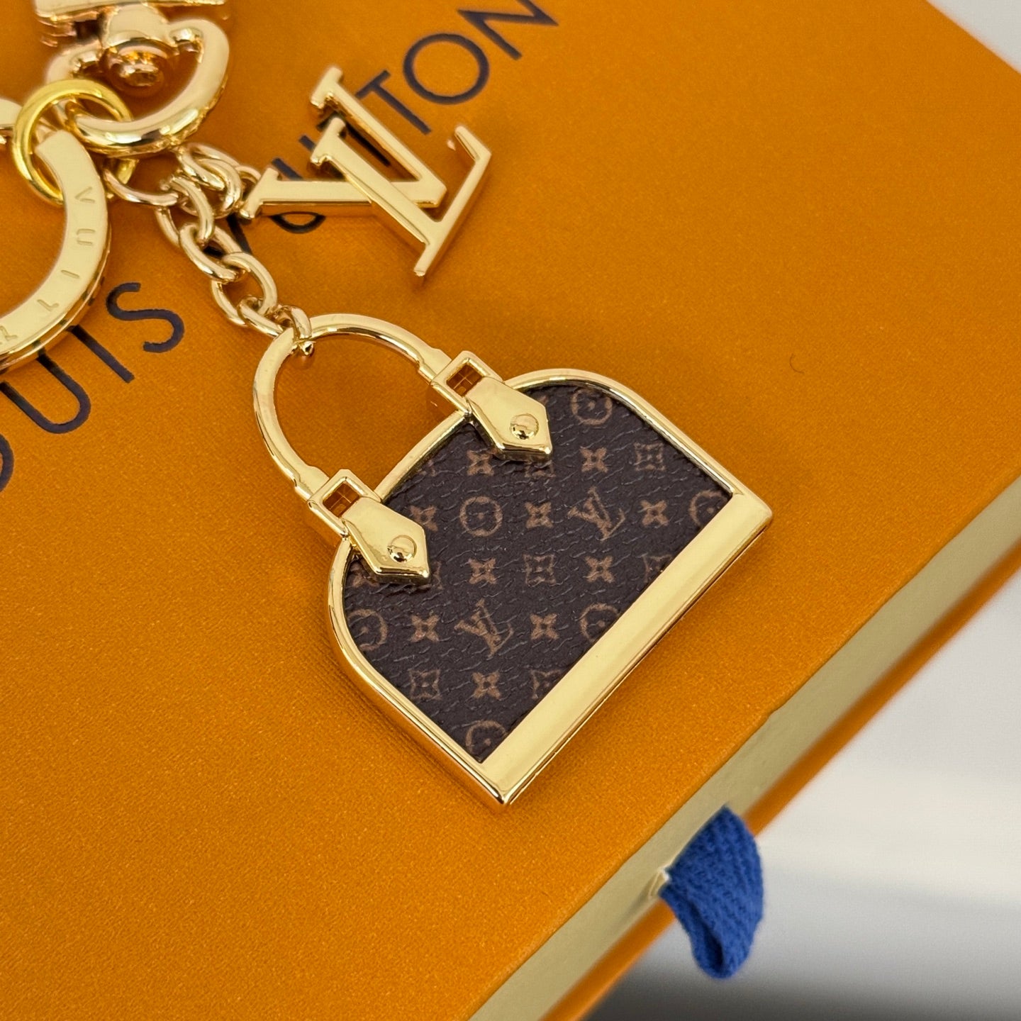 A1Z105E45 Popular bag 's charms accessories