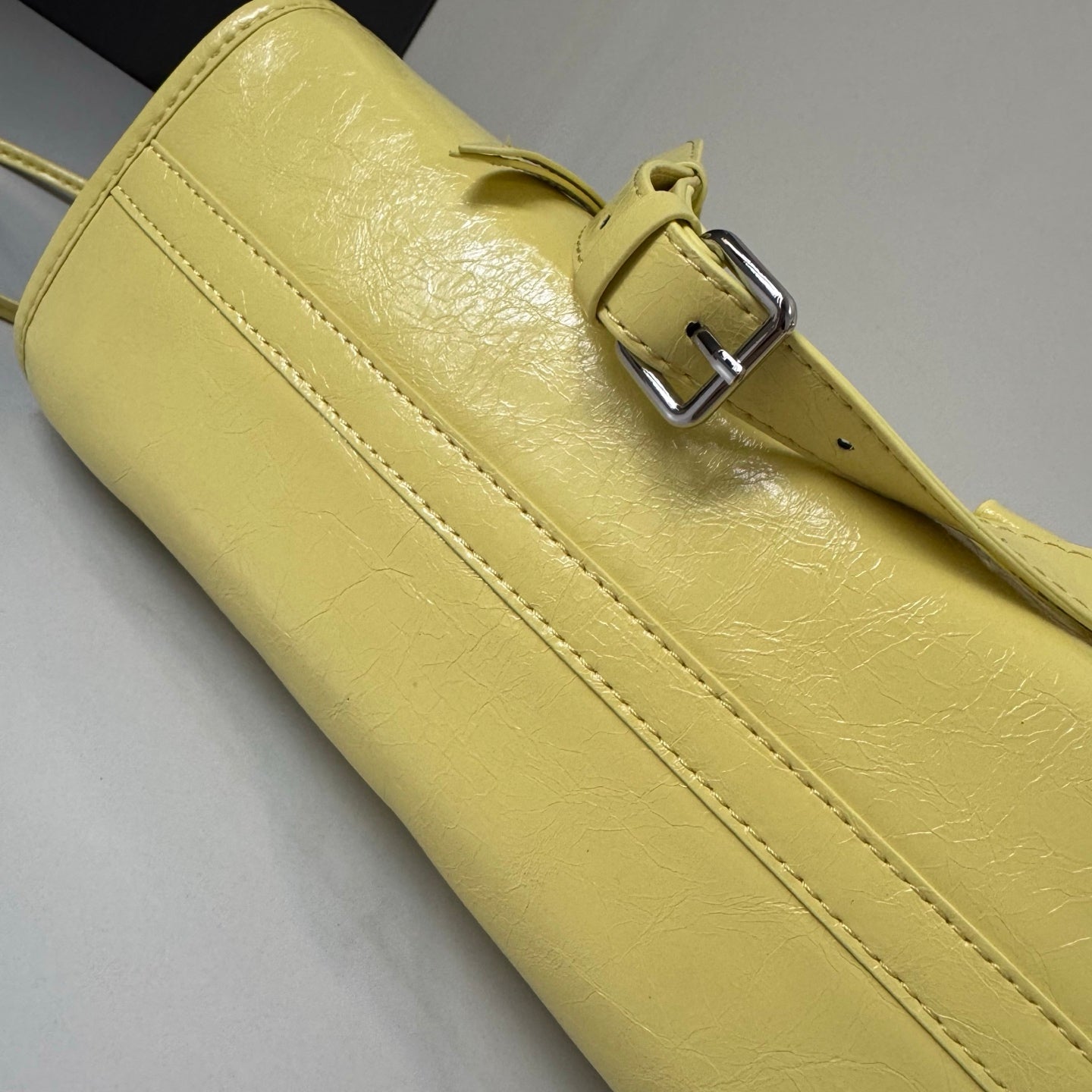 B1R76A21 Popular leather bag