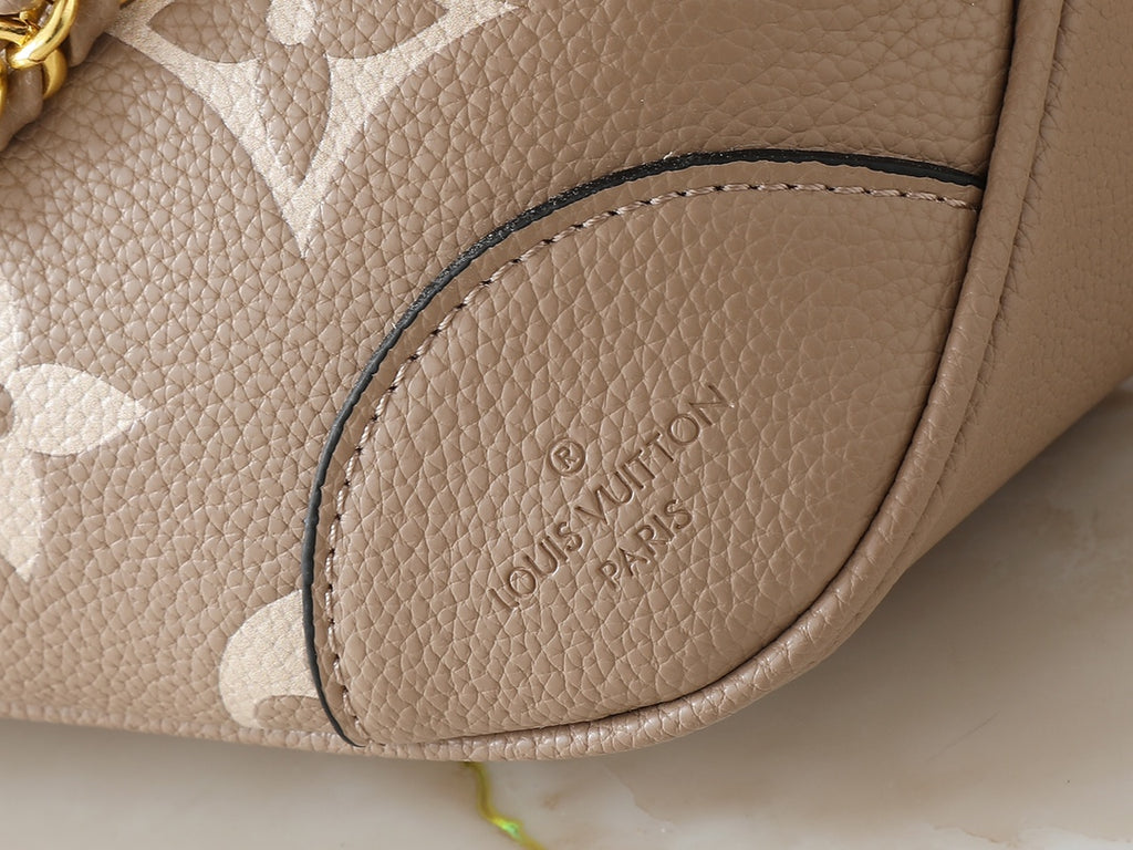 B1R76E48 Popular leather bag