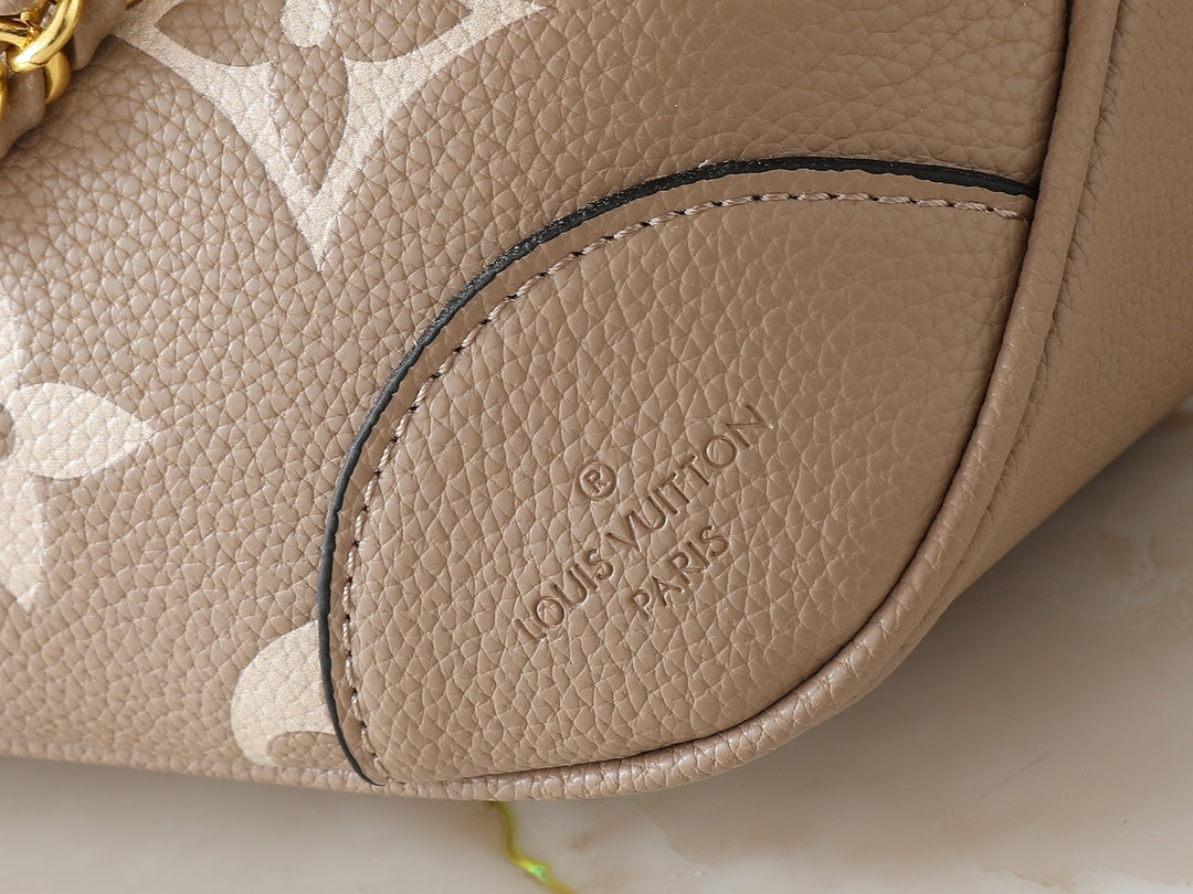 B1R76E48 Popular leather bag