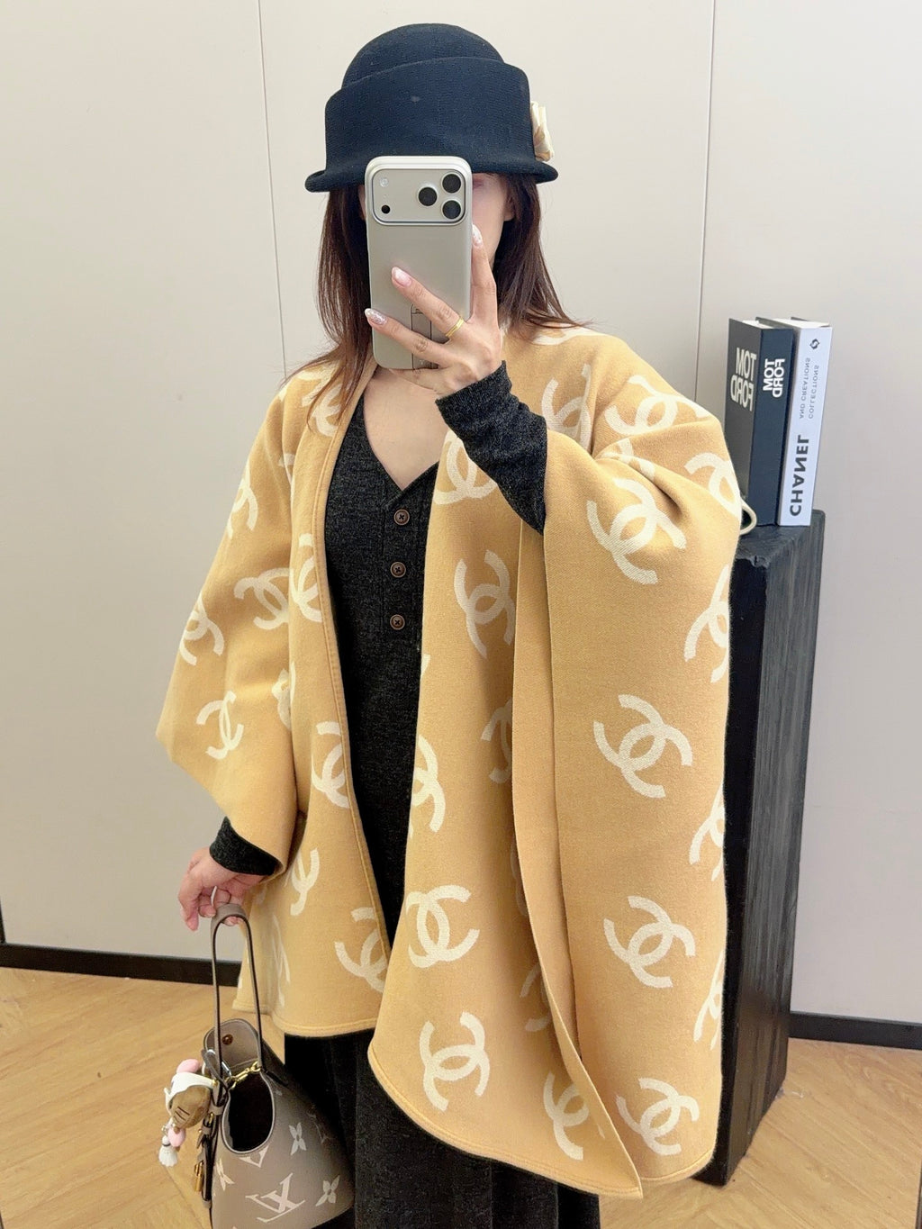 W1R86C60 Popular cape