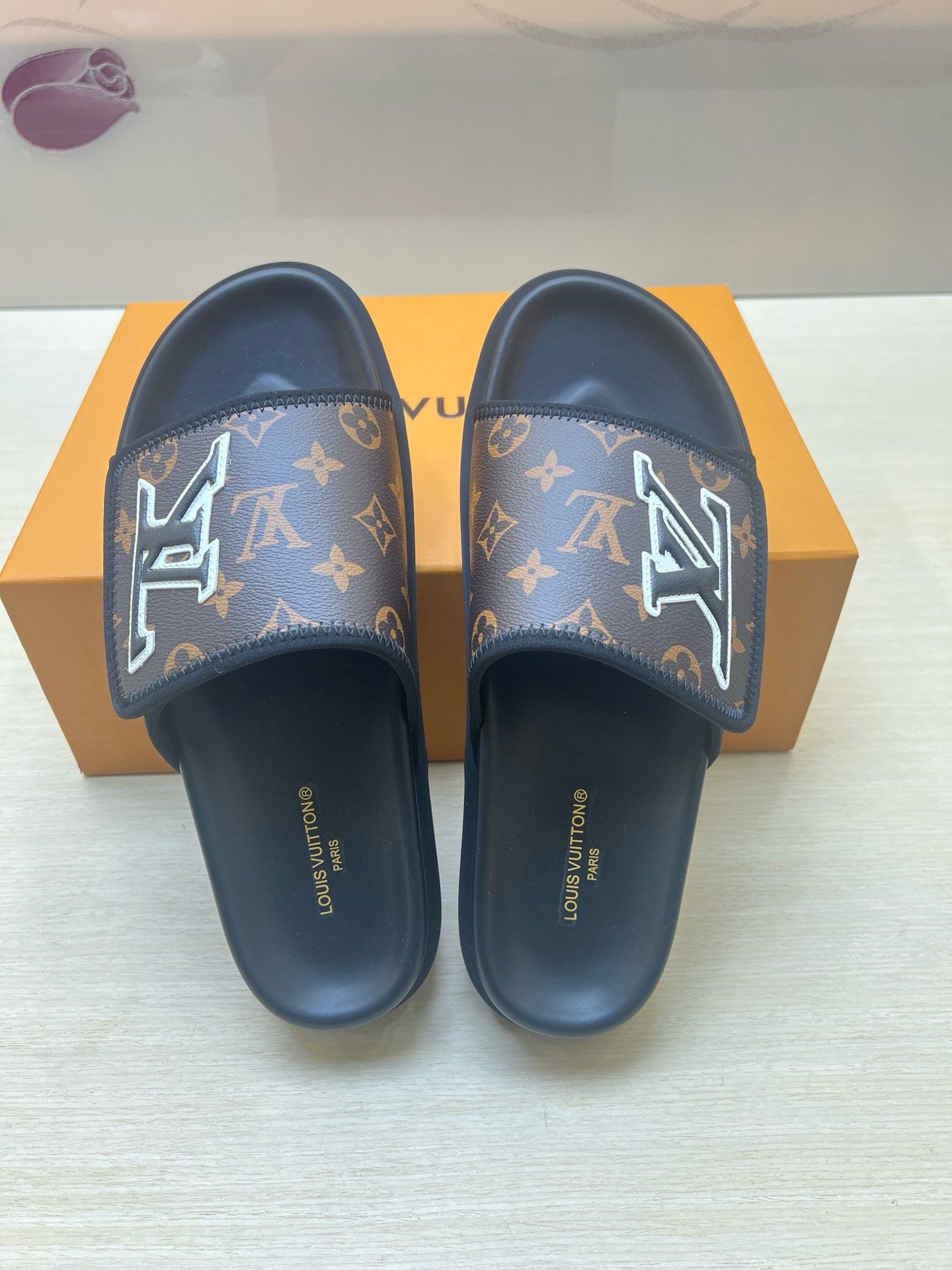 Z5R66E21 Popular  Slippers