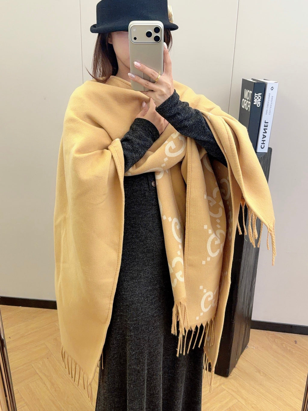 W1R86B58 Popular cape