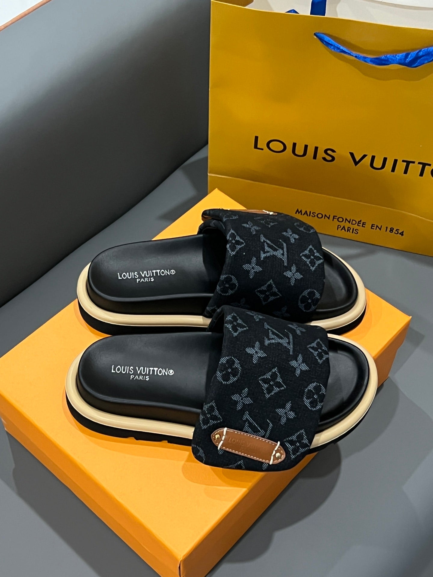 Z1Z54E73 Popular Slippers