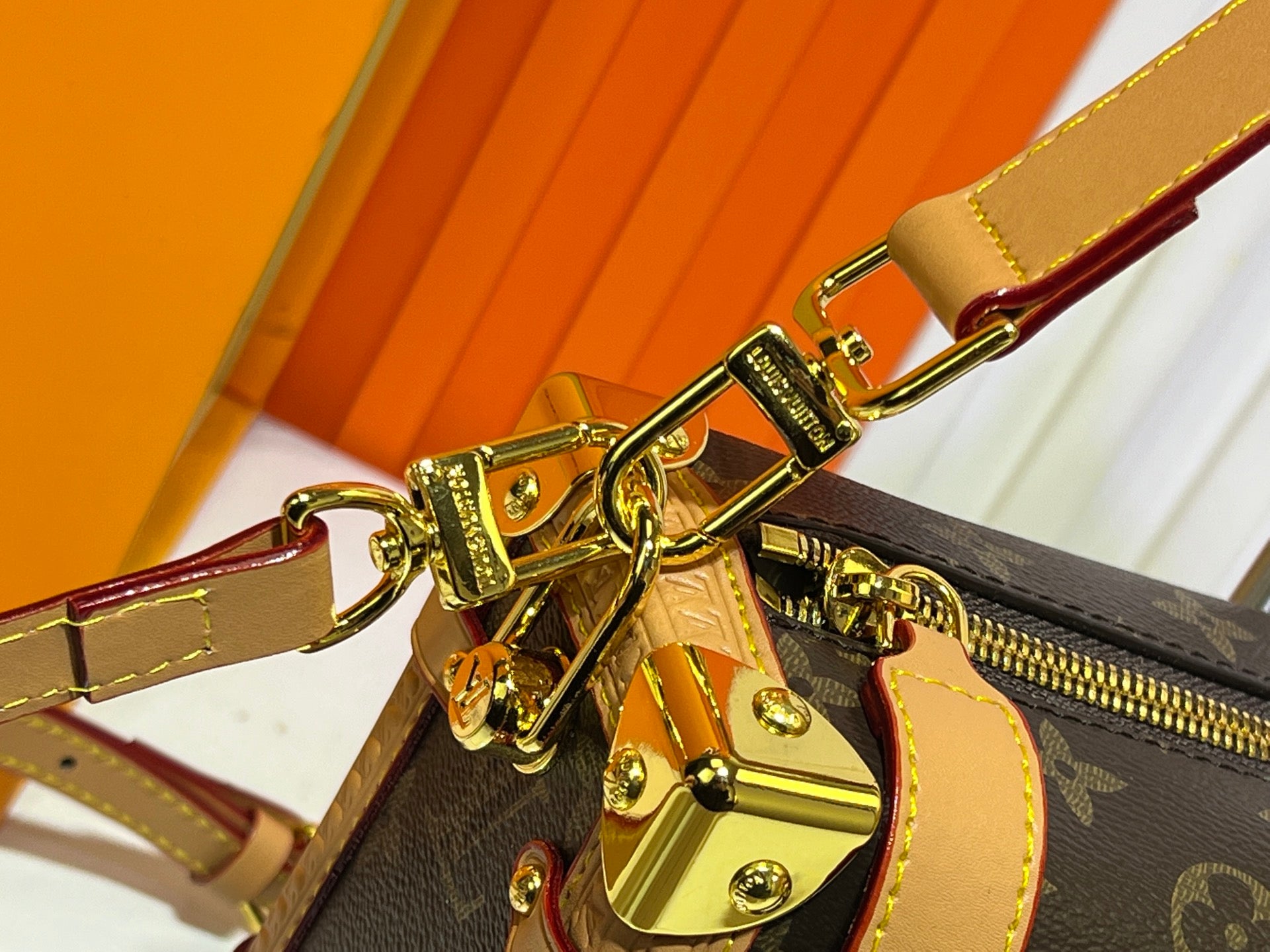 B1N55E19 Popular leather bag