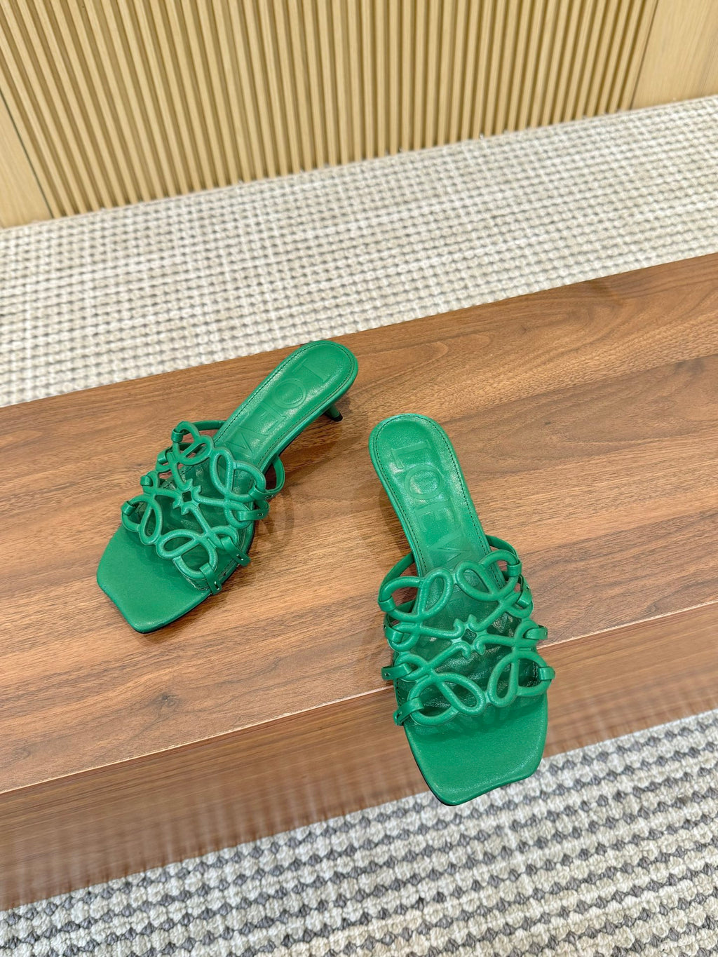 Z2Q55A33 Popular  leather Slippers