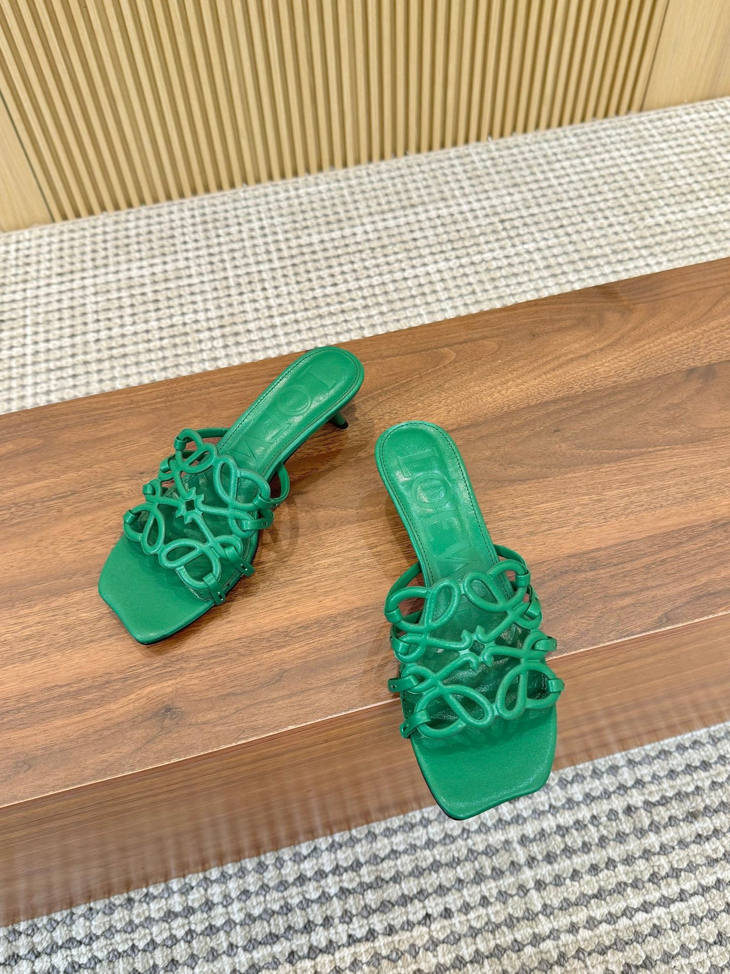 Z2Q55A33 Popular  leather Slippers