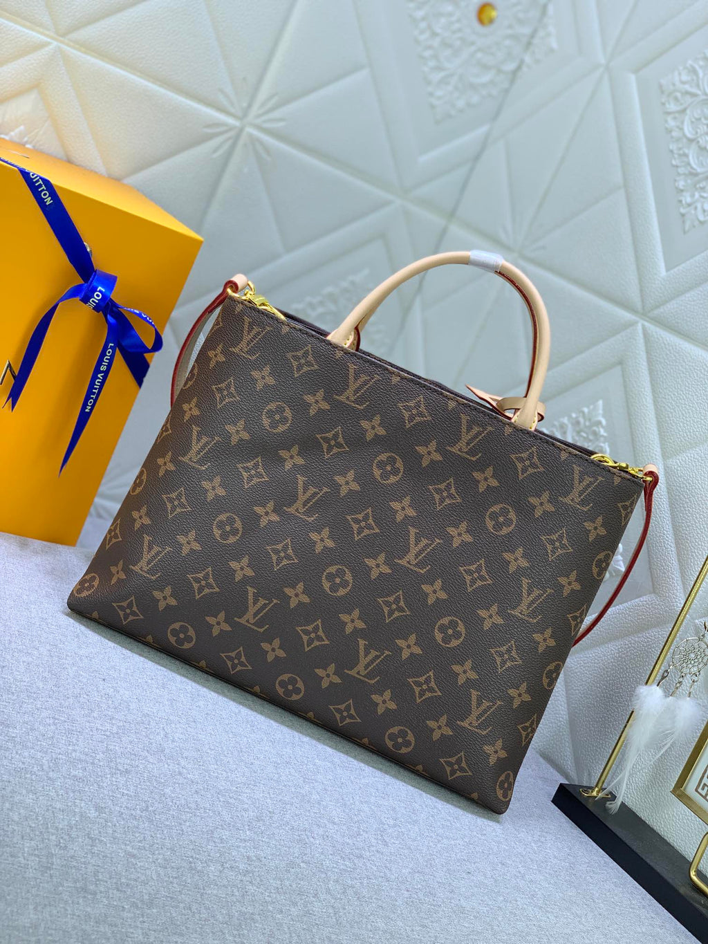 B12X44E330 Popular   leather bag 