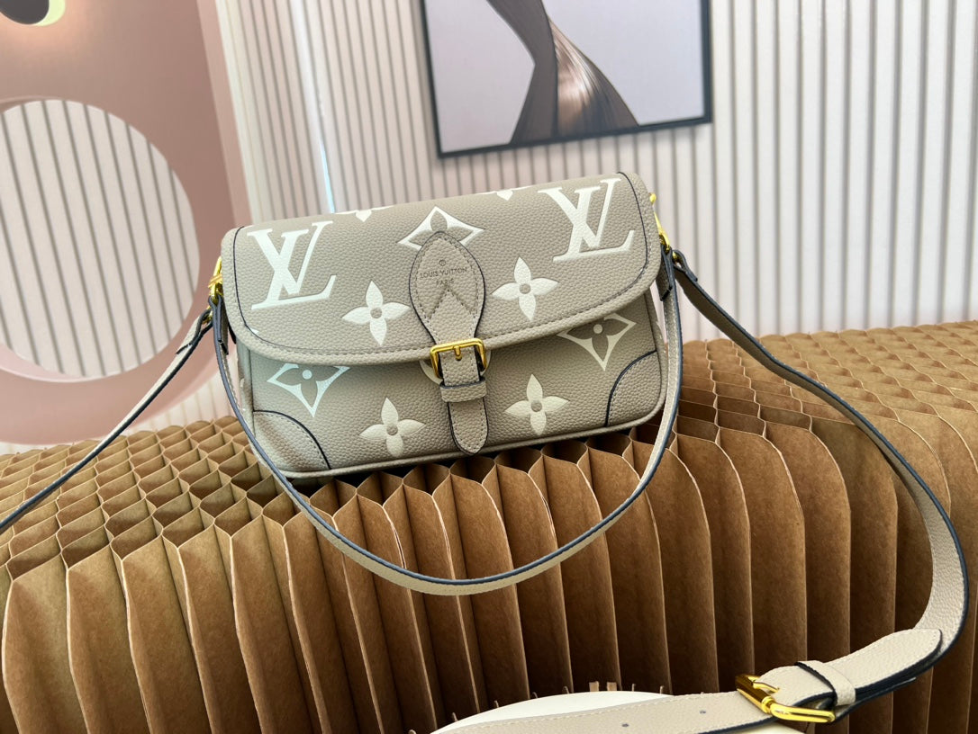 B12X73E28 Popular leather bag 