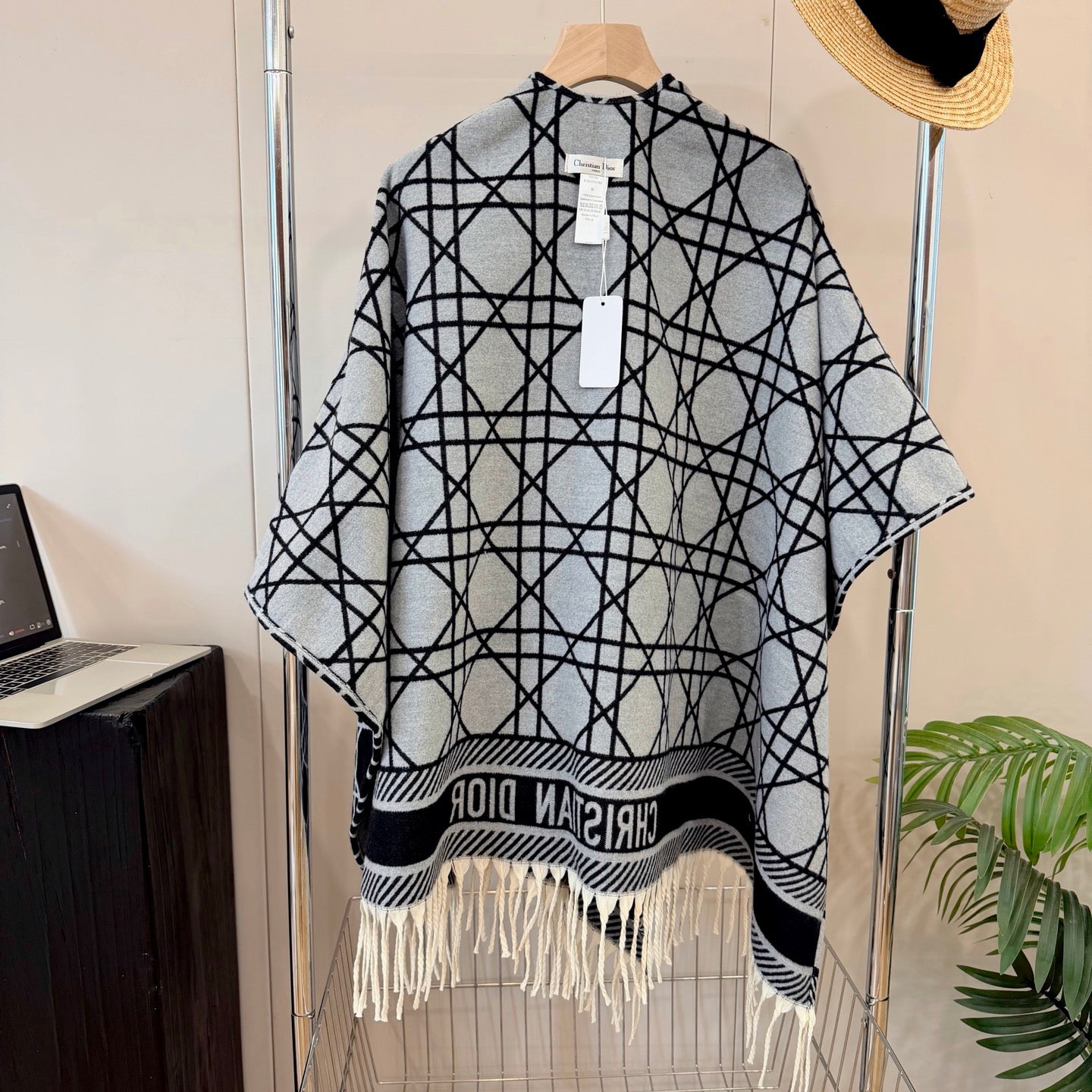 W1R86D66 Popular cape